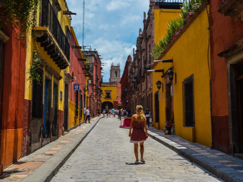 Gasse mit farbenfrohen Häusern in San Miguel de Allende