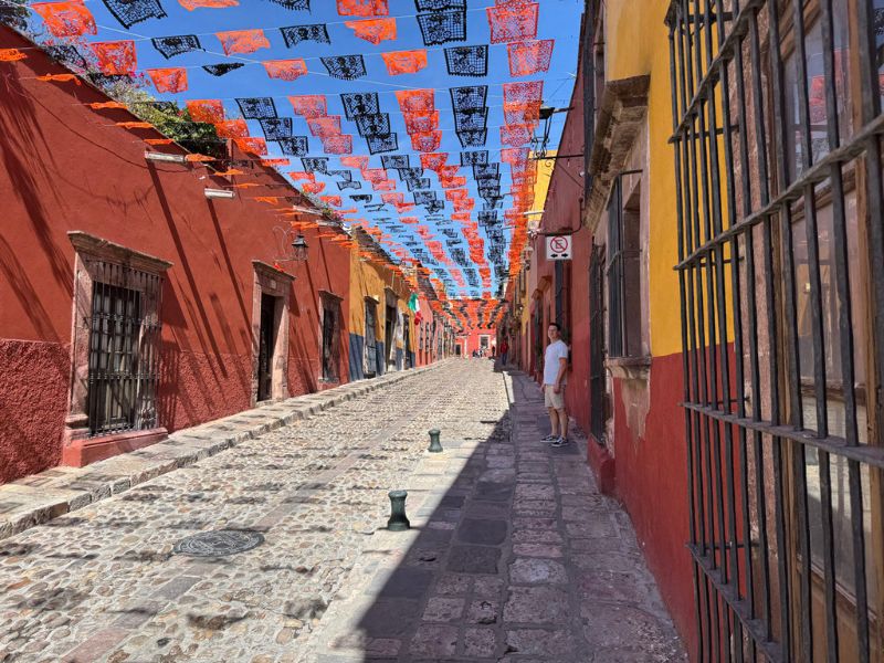 Eine kleine bunte Gasse von San Miguel