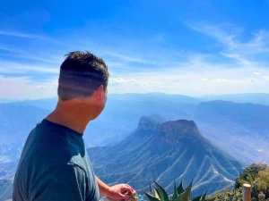 Mann schaut auf die Berge in Sierra Gorda in Mexiko