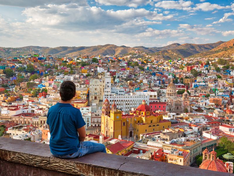 Blick auf Guanajuato mit den Bergen im Hintergrund