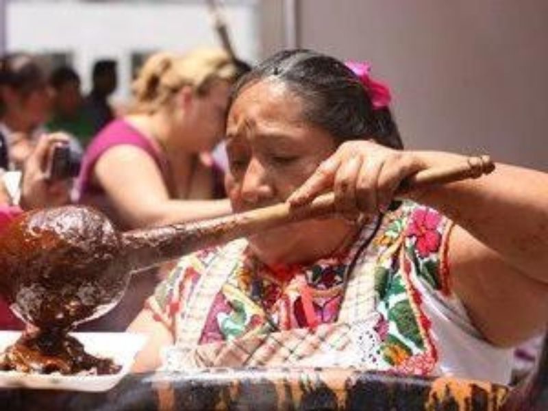 Zubereitung einer typisch-mexikanischen "Mole Poblano"