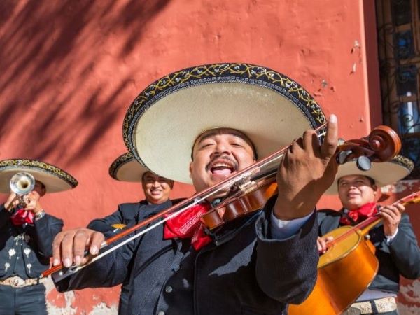 Tradioneller Mexikaner mit Sombrero und Geige
