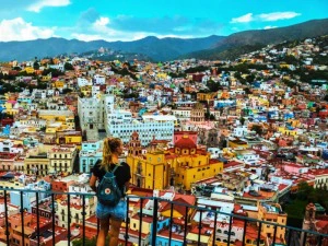 Frau blickt auf Guanajuato