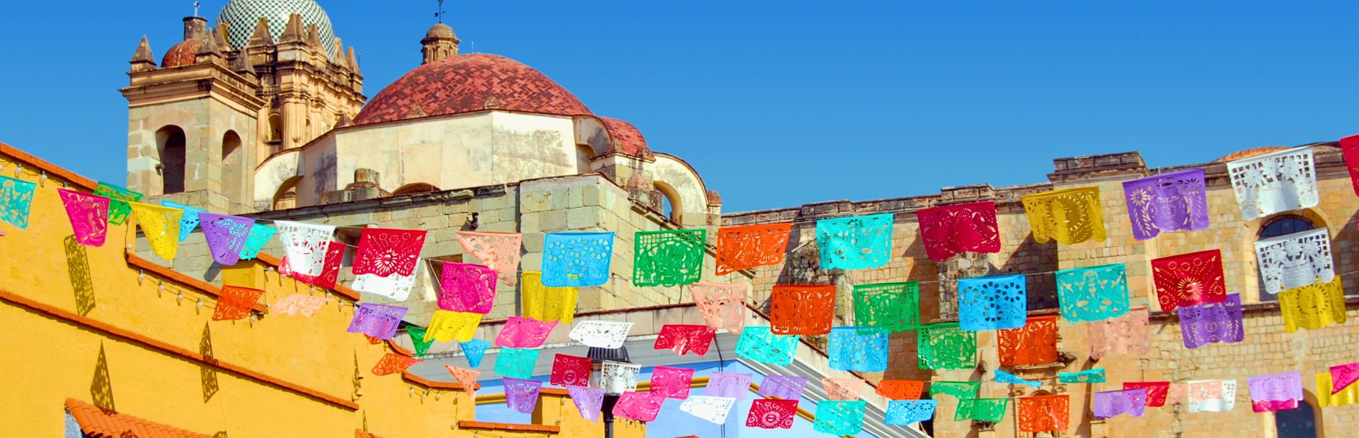 Fahnen und koloniale Gebäude in Oaxaca, Mexiko