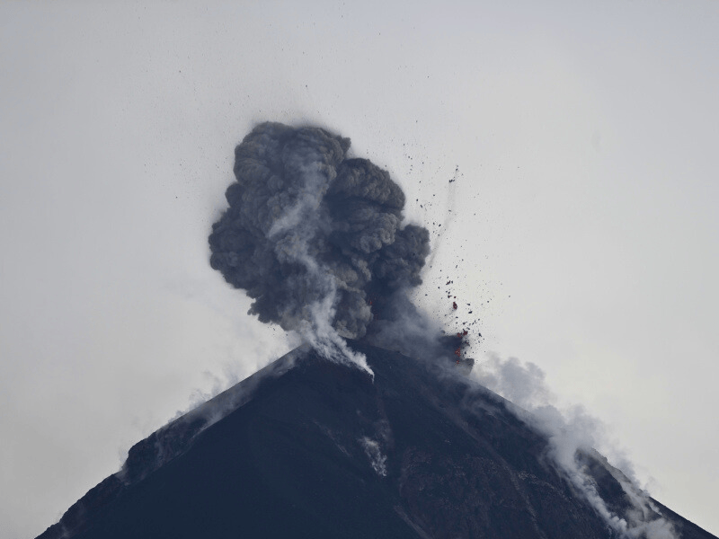 Aschewolke über Vulkan