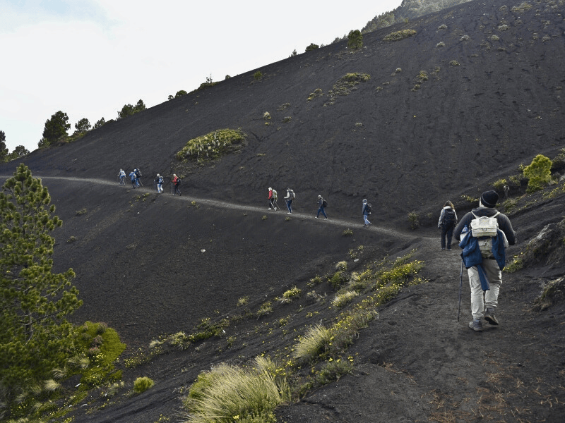 Wandergruppe auf Vulkanwanderweg