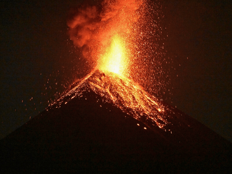 Vulkanausbruch in der Nacht