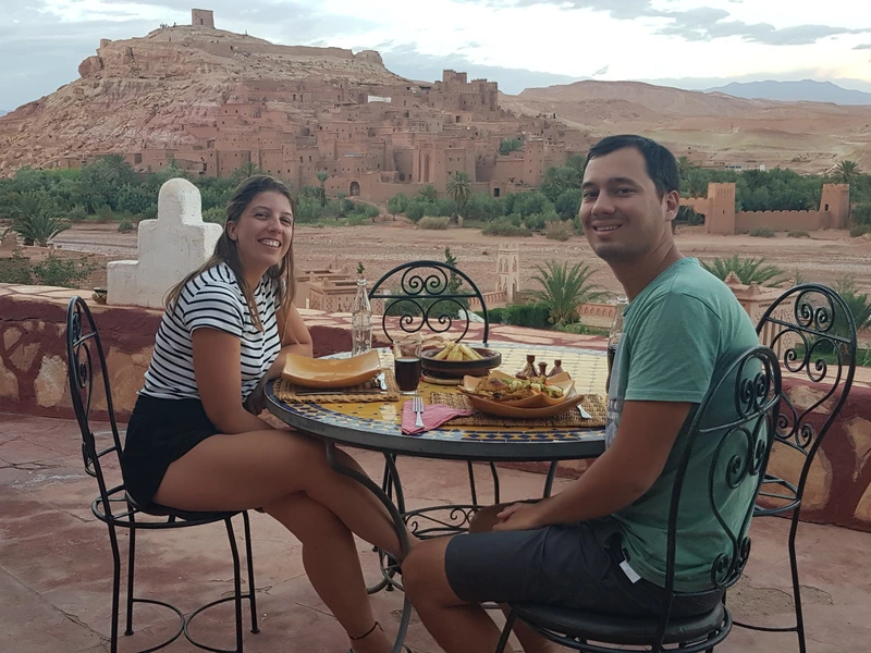 Marokko Ait Benhaddou Blick auf die Kasbah beim Frühstück