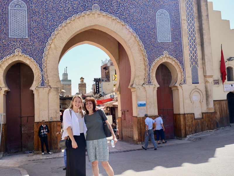 Frauen vor dem Tor in Fes in Marokko