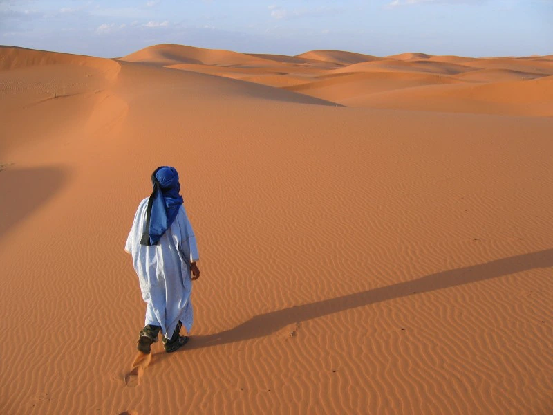 Beduine in der Wüste von Merzouga Marokko