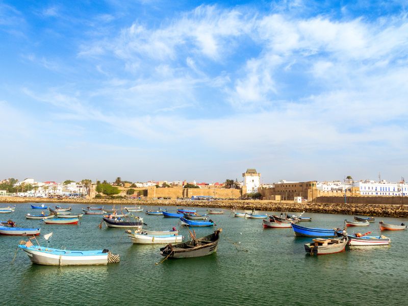 Boote an der Küste von Asilah in Marokko