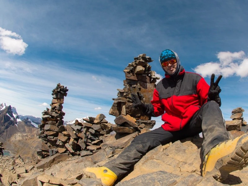 Mann auf dem Gipfel des Toubkal in Marokko