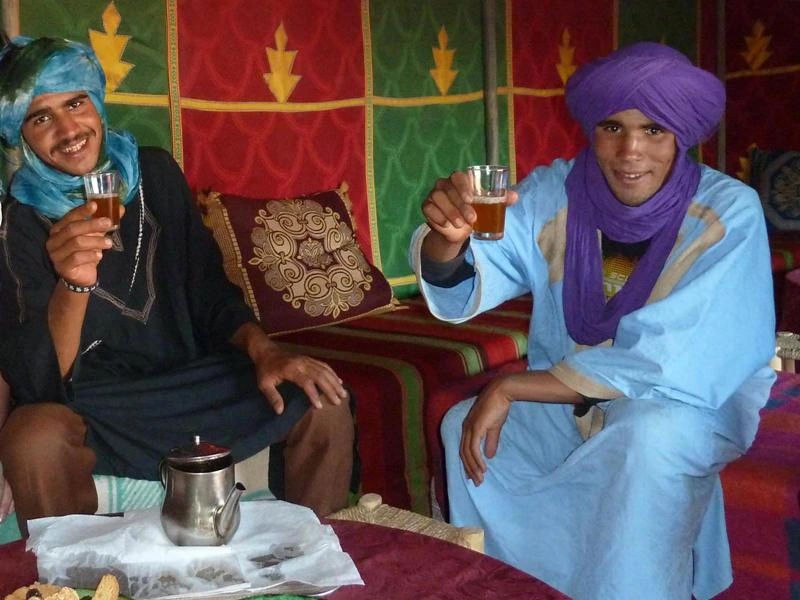 Kamelführer in der Wüste in Marokko