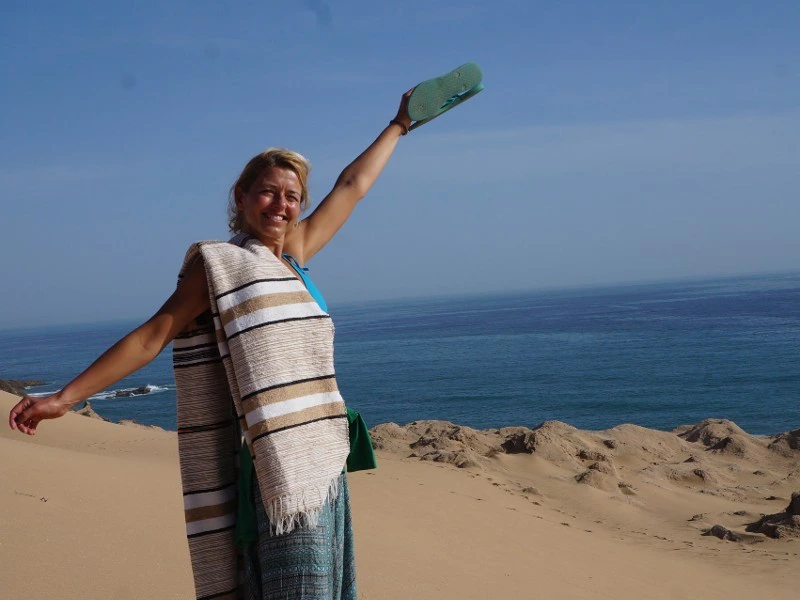 Frau am Strand von Agadir