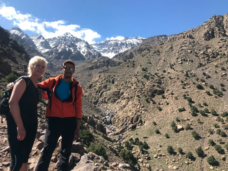 Guide und Frau auf dem Toubkal
