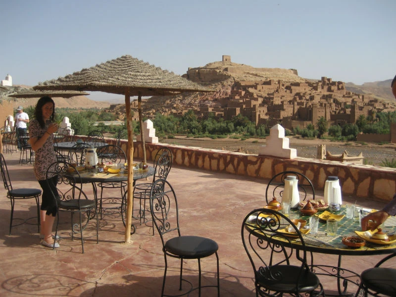 Außenbereich zum Frühstücken in Ait Benhaddou
