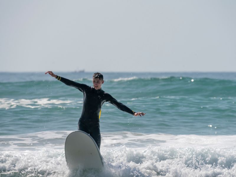 Surfen am Strand von Taghazout in Marokko