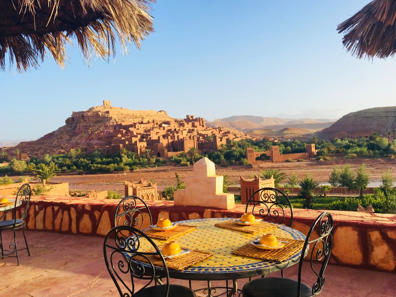 Frühstücken in Ait Benhaddou mit Blick auf die Kasbah in Marokko
