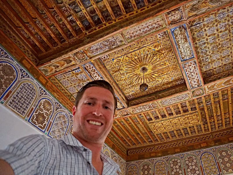 Mann in einer farbenfrohen Moschee in Marokko