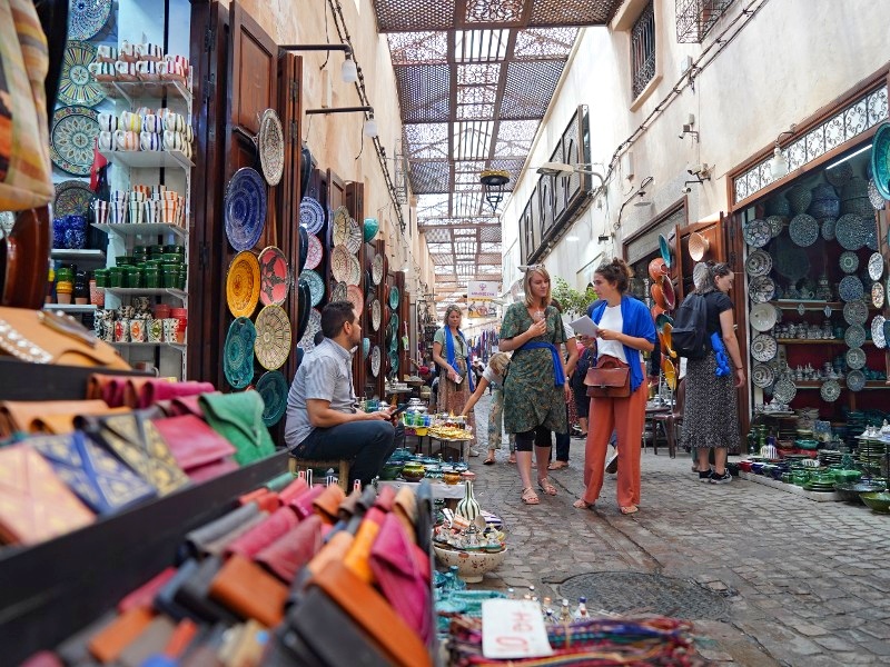 Frauen schlendern durch die Souks von Marrakesch