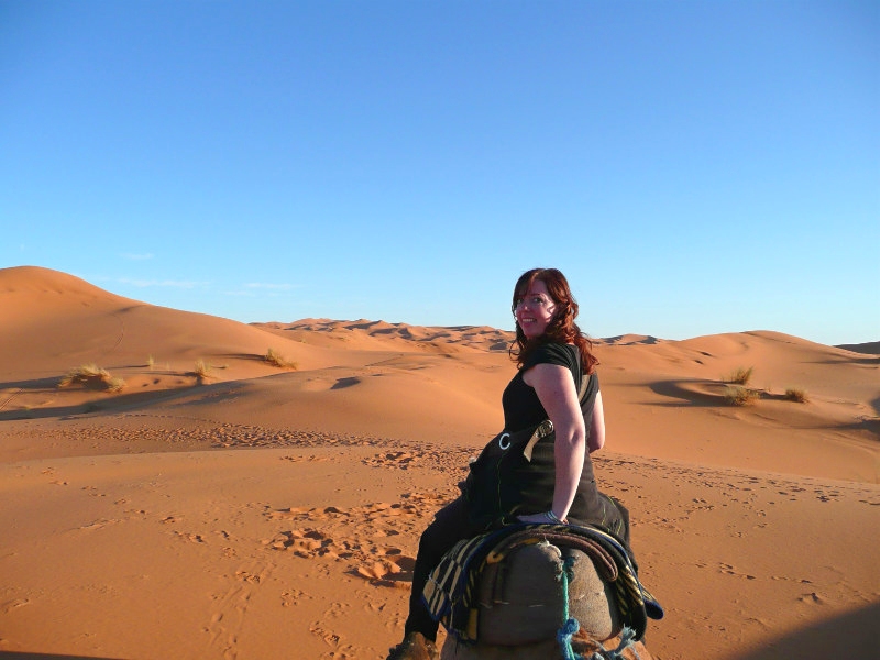 Frau auf dem Kamel in Merzouga in Marokko