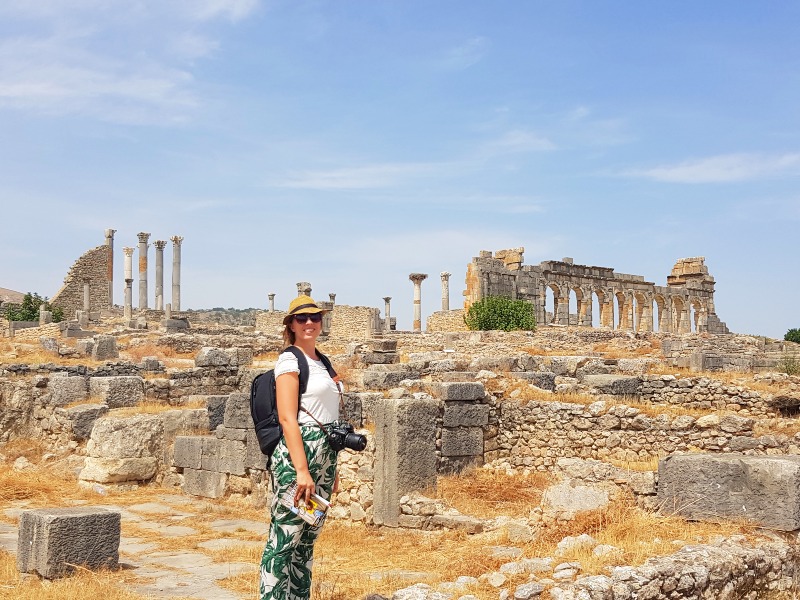 Frau erkunden Volubilis in Marokko