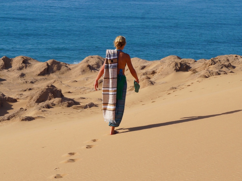 Frau am Strand in Taghazout Marokko