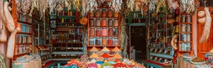Bunte Gewürze vor einem Laden in Marrakesch
