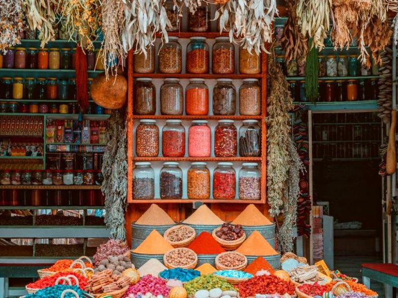Landestypischer Gewürze Stand in Marrakesch Marokko