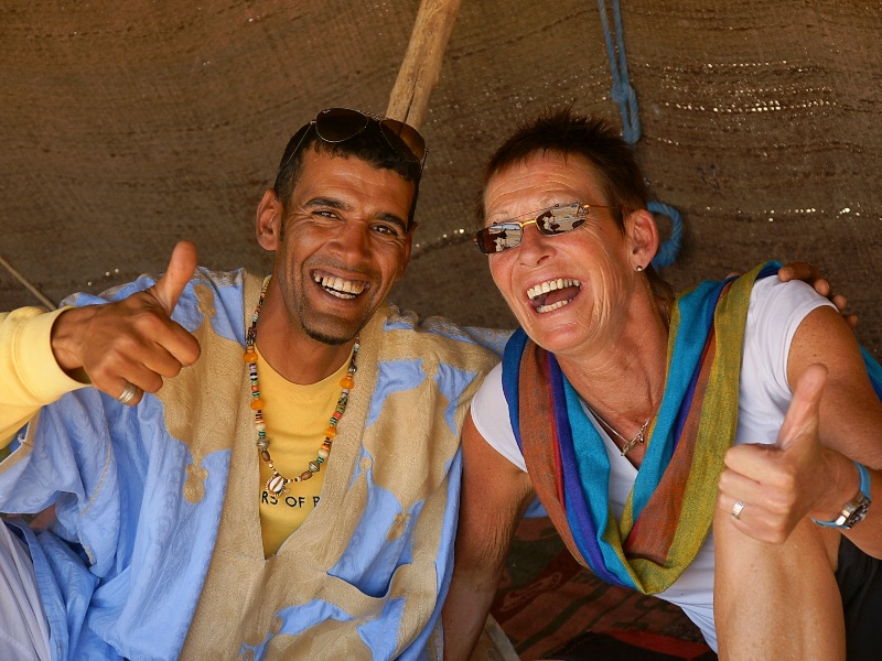Reisende lachend mit Local in Marokko