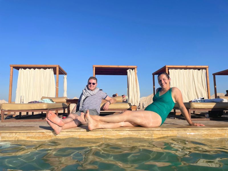Reisende entspannen am Pool im Agafay in Marokko