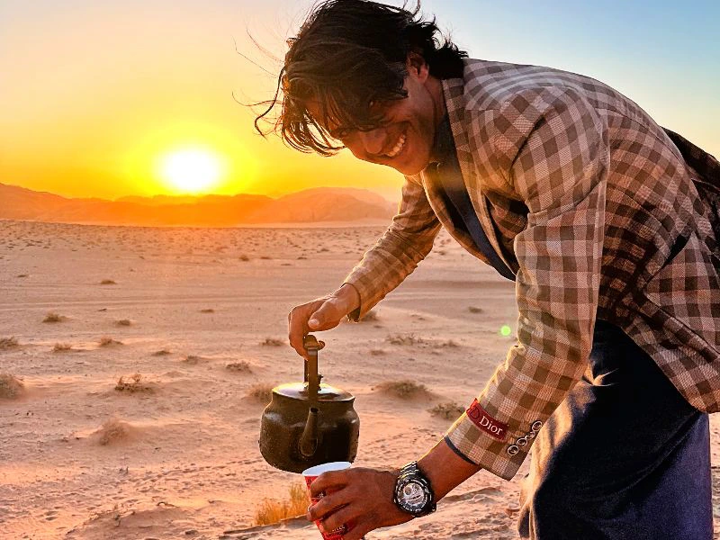 Guide im Wadi Rum schenkt Tee ein, Jordanien