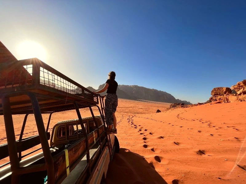 Reisende bei Jeeptour im Wadi Rum, Jordanien