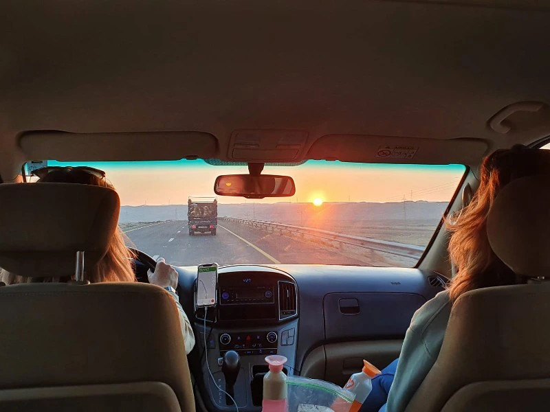 In dem Auto unterwegs in Jordaninien