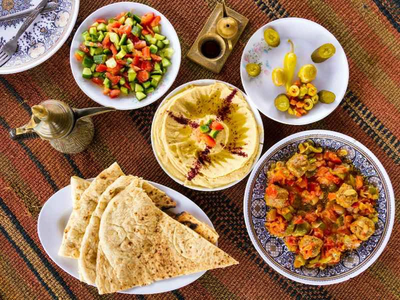 Verschiedene Gerichte auf einem Tisch, Jordanien