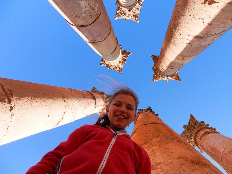 Kind erkundet Jerash in Jordanien