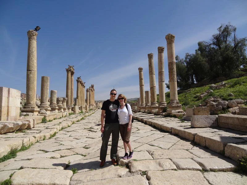 Menschen bei den Ruinen in Jerash Jordanien