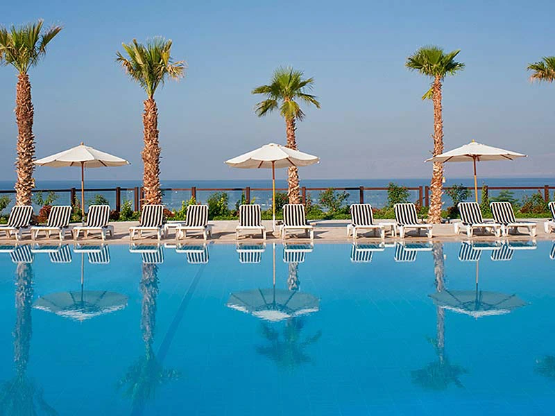 Gepflegter Pool mit Liegen beim Toten Meer, Jordanien