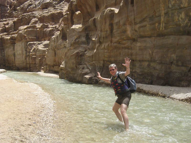 Mensch im Wadi Mujib Jordanien