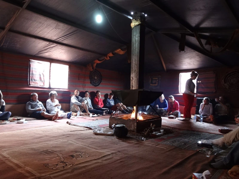 Gemeinschaftsbereich im Beduinencamp im Wadi Rum, Jordanien