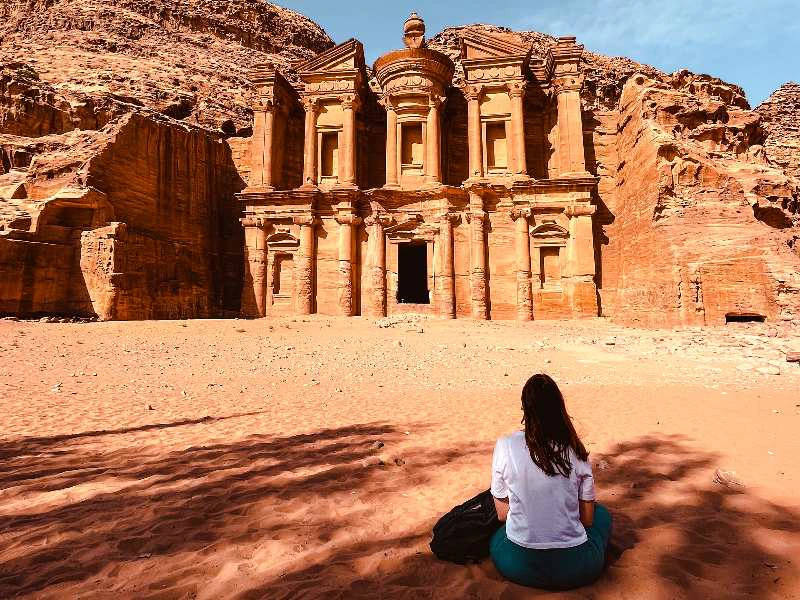 Menschen vorm Kloster von Petra Jordanien