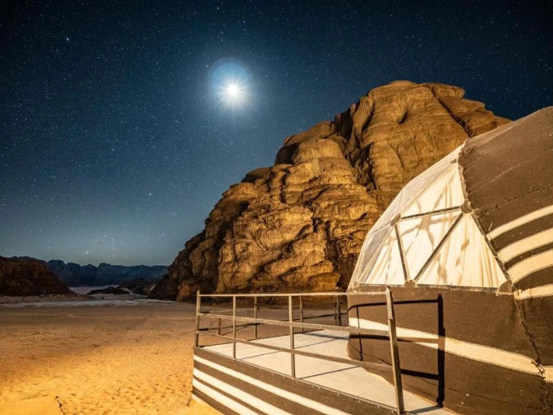 Panorama Zelt im Wadi Rum unterm Nachthimmel, Jordanien