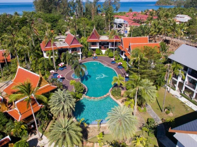 Hotelanlage mit Pool auf Koh Lanta, Thailand