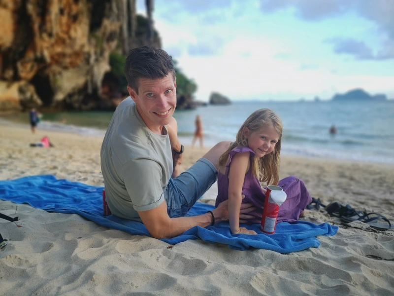 Familie entspannt am Strand der Railay Bay