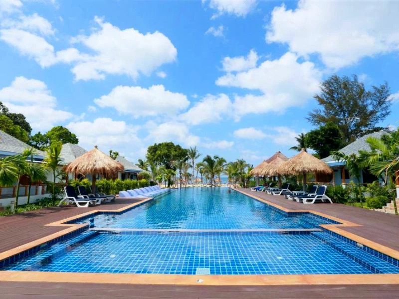 Pool im komfortablen Hotel auf Koh Lanta, Thailand