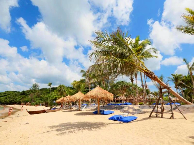Strand vom komfortablen Hotel auf Koh Lanta, Thailand