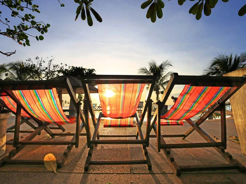 Liegestühle am Khanom Beach in Thailand