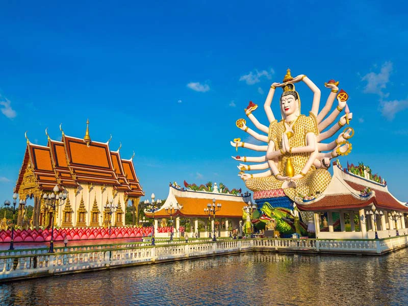 Beleuchtete Tempelstatue auf Koh Samui in Thailand