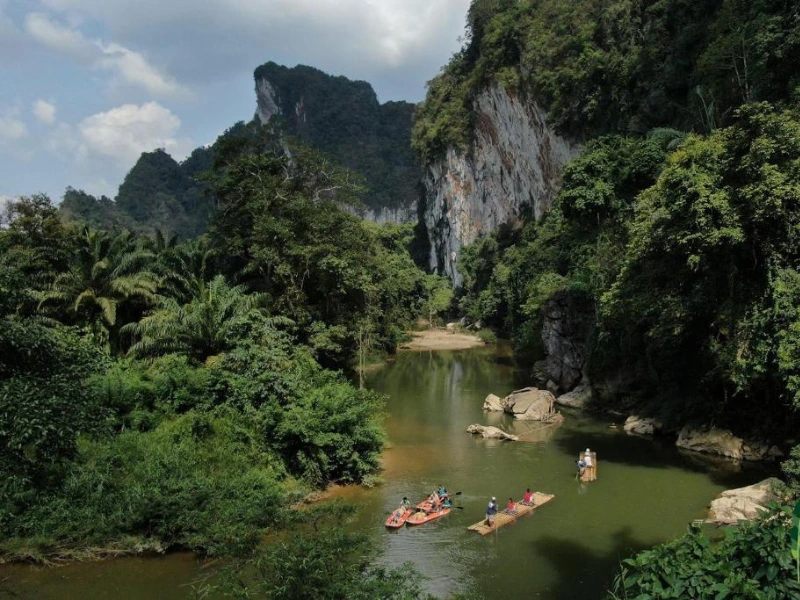 Bambusfloß auf dem Fuss im Khao Sok Nationalpark in Thailand