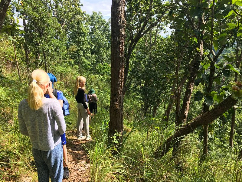 Kinder beim Wandern in Thailand